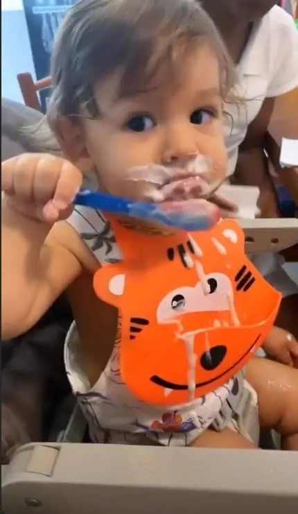 O bebê de Isis Valverde lambuzado de iogurte