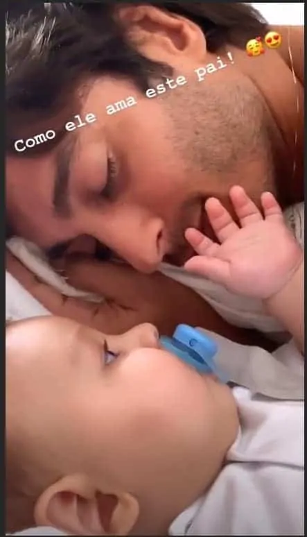 A atriz Isis Valverde mostrou Rael fazendo carinho no pai