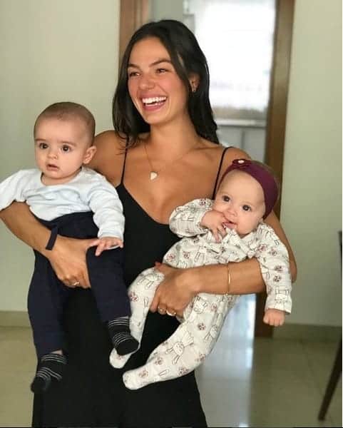 A futura mamãe Isis Valverde apareceu com dois bebês