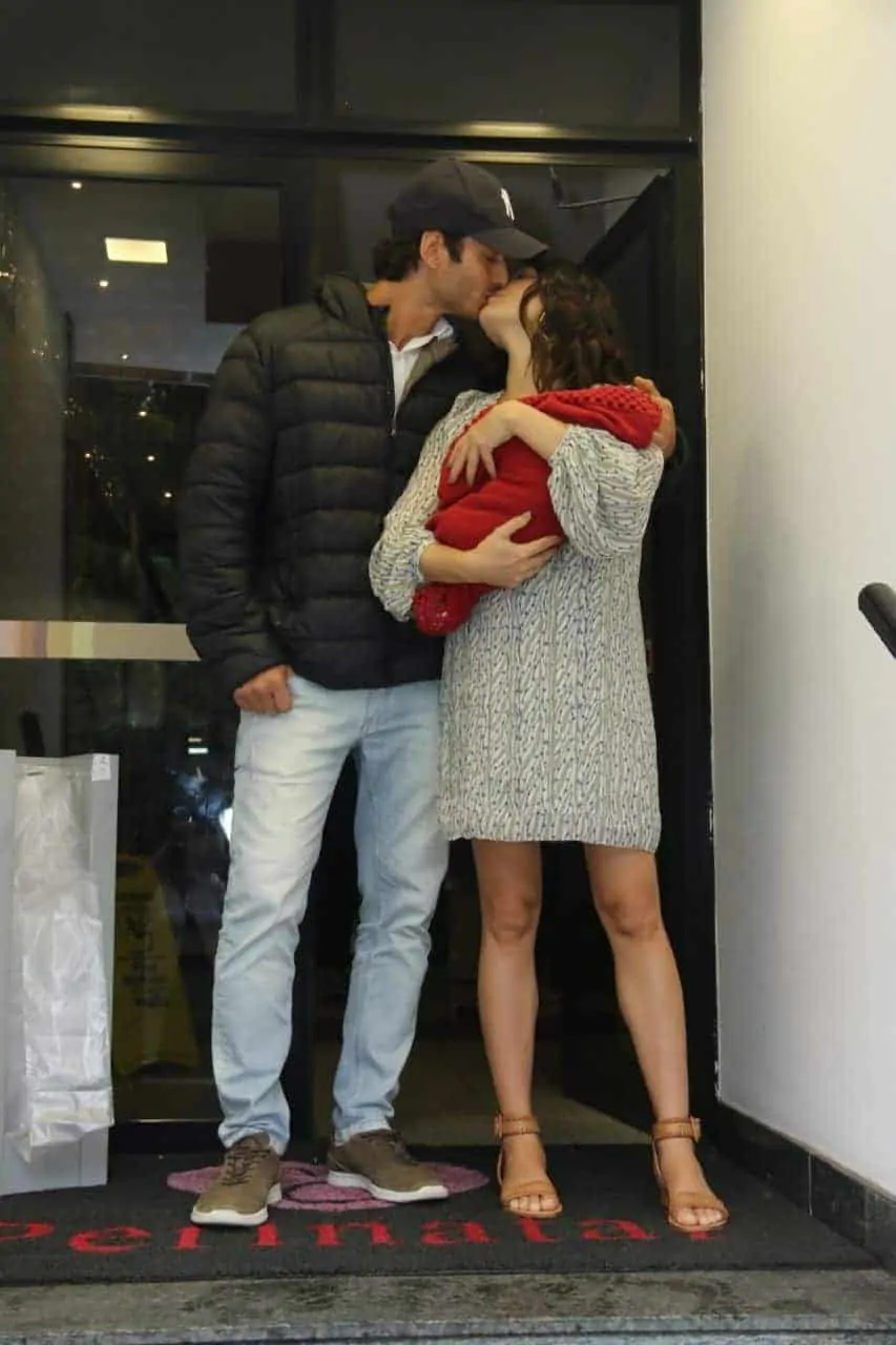 Isis Valverde com o bebê Rael no colo ganhou um beijo do marido André Resende