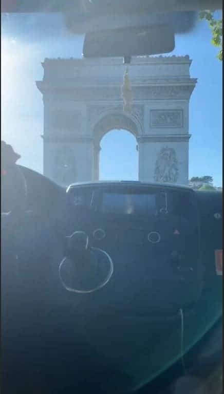 Isis Valverde posta foto do Arco do Triunfo
