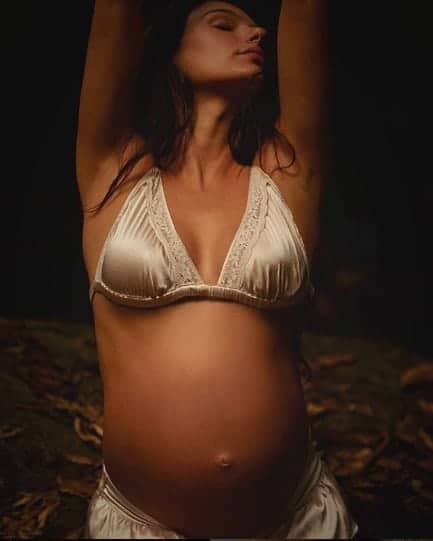 A atriz Isis Valverde posto essa imagem de sua barriga de grávida.