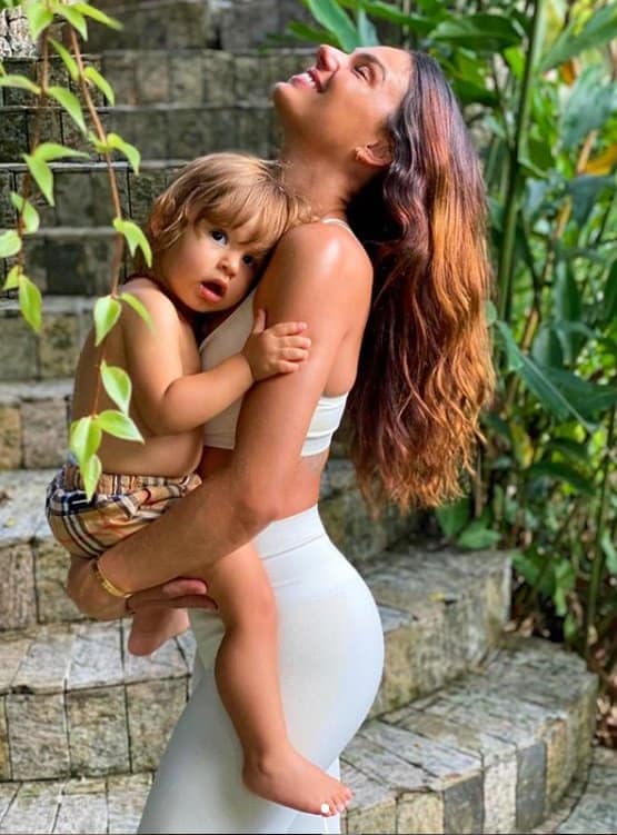 Isis Valverde posando com seu bebê Rael
