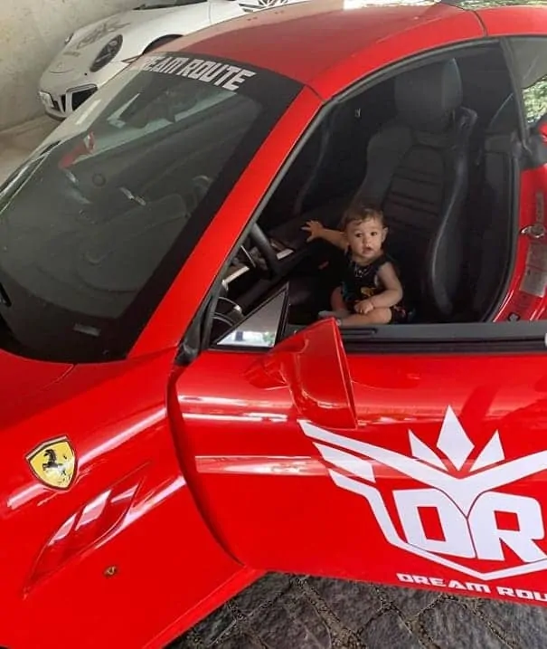 Isis Valverde mostrou seu filho em uma Ferrari