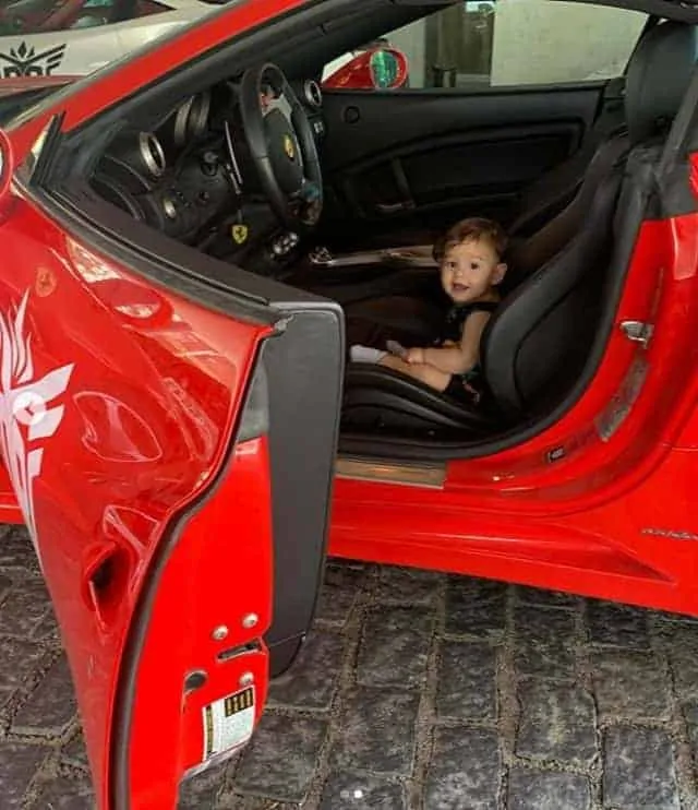 Filho de nove meses de Isis Valverde em uma Ferrari