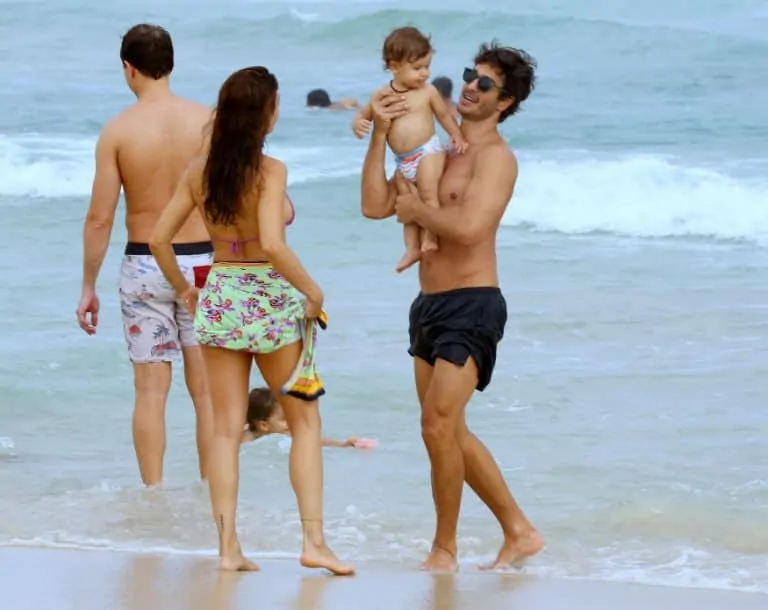 Isis Valverde curtindo a praia com seu marido e o filho