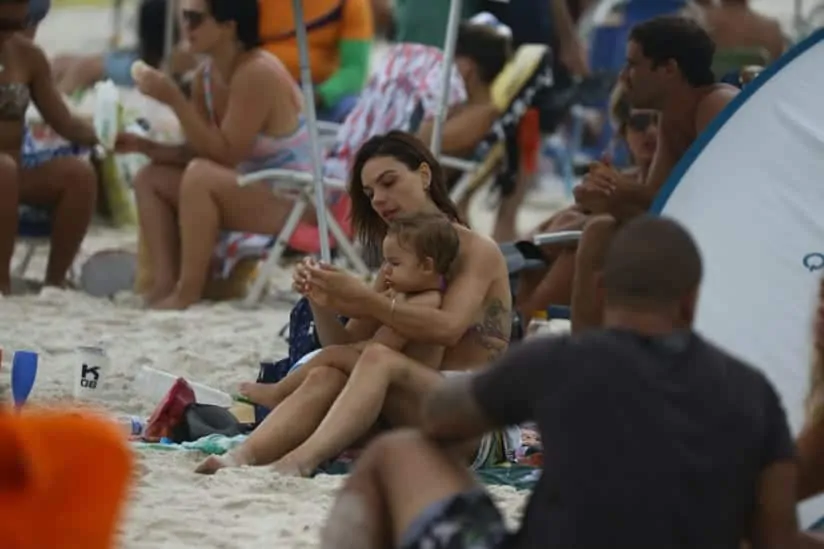 Isis Valverde e seu fofo bebê na praia