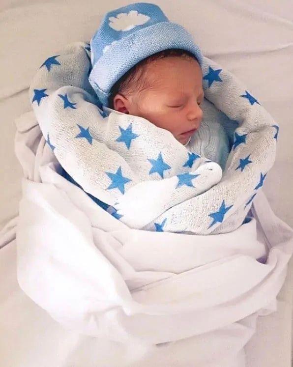 Isis Valverde postou esta foto do filho quando nasceu