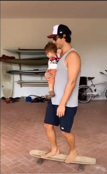 Filho de Isis Valverde no skate com o pai