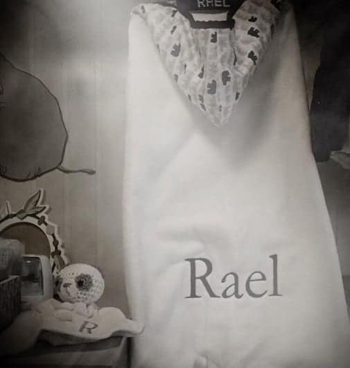 Foto de um cantinho personalizado do bebê Rael