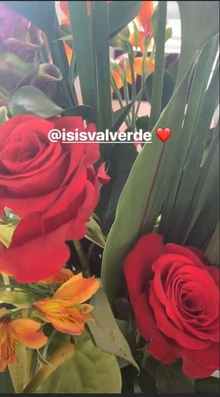 Isis Valver presenteou com flores a apresentadora Sabrina Sato