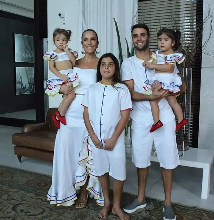 Ivete Sangalo com suas filhas gêmeas, o marido e o filho