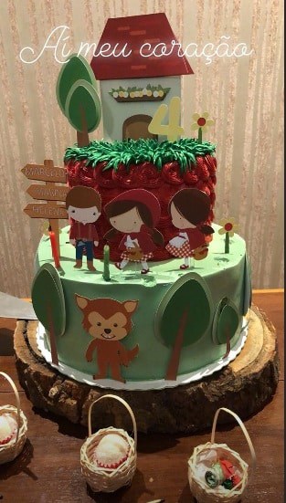 Foto do bolo da festa de quatro meses das gêmeas de Veveta