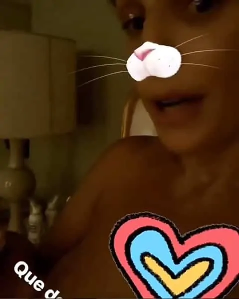 Essa foi uma postagem que Ivete Sangalo compartilhou onde uma de suas filhas está mamando