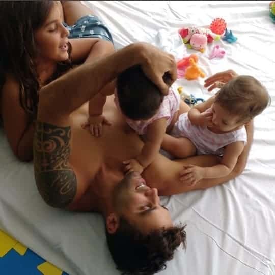 Daniel Cady brincando com suas filhas as gêmeas Marina e Helena junto com Marcelo