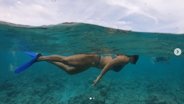 Ivete Sangalo mostrou sua barriga pós-parto ao mergulhar