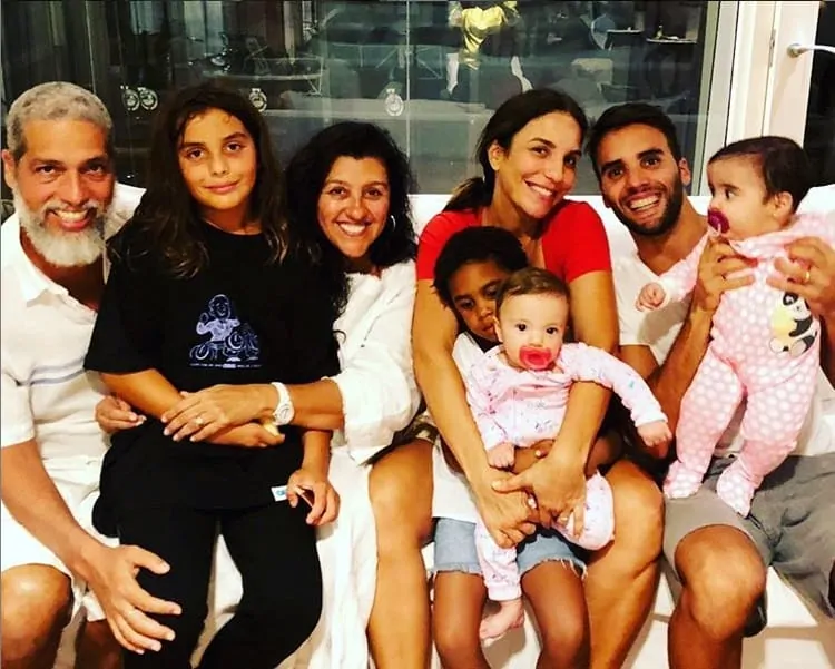 Ivete Sangalo e Regina Casé com seus filhos