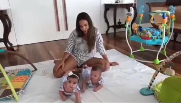 A cantora Ivete Sangalo curtindo suas filhas Helena e Marina