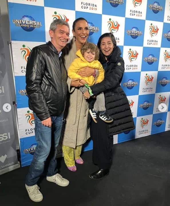 Nesta publicação a cantora Ivete Sangalo com o apresentador Serginho Groisman, a esposa Fernanda Molina e o filho Thomas