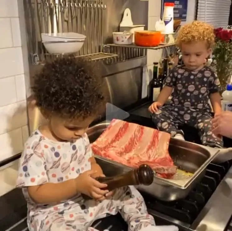 Filhos gêmeos de Erick Jacquin cozinhando com seu pai