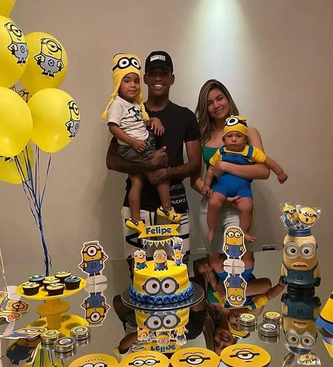 Jogador Raniel do Santos posando com a esposa e os filhos