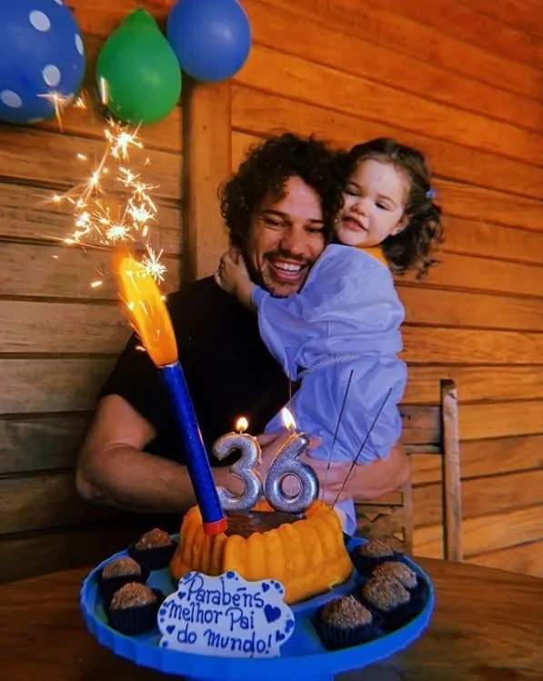 José Loreto comemorando seu aniversário com a filha pequena