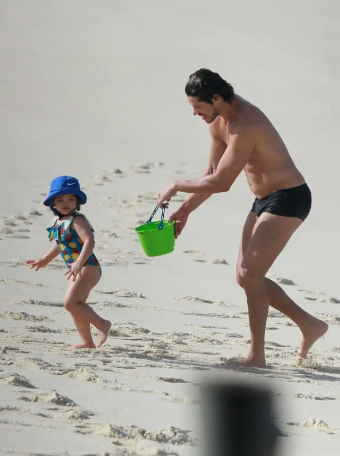 José Loreto brincando com sua filha na praia apesar da proibição