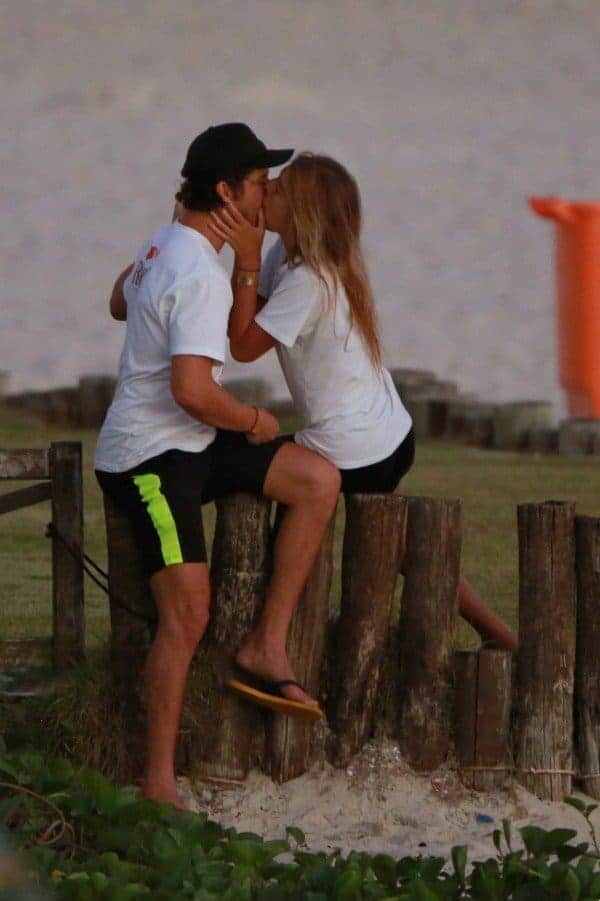 José Loreto beijando mulher durante a quarentena na praia do Rio de Janeiro