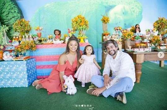Uma bela foto em família, a fofa Yolanda, a atriz Juliana Alves e Ernani Nunes