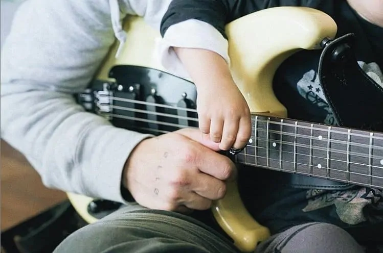 O filho de Junior Lima tocando guitarra