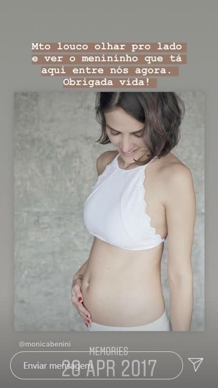Esposa de Junior Lima mostrando sua barriguinha de grávida