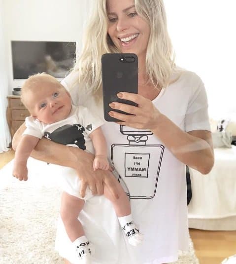 Karina Bacchi e filho com roupas combinando 