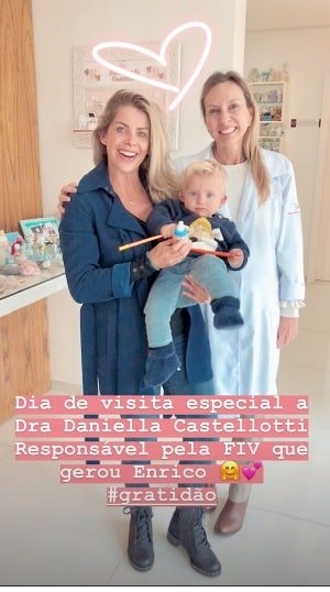 Karina Bacchi junto com a médica que fez a fertilização de Enrico