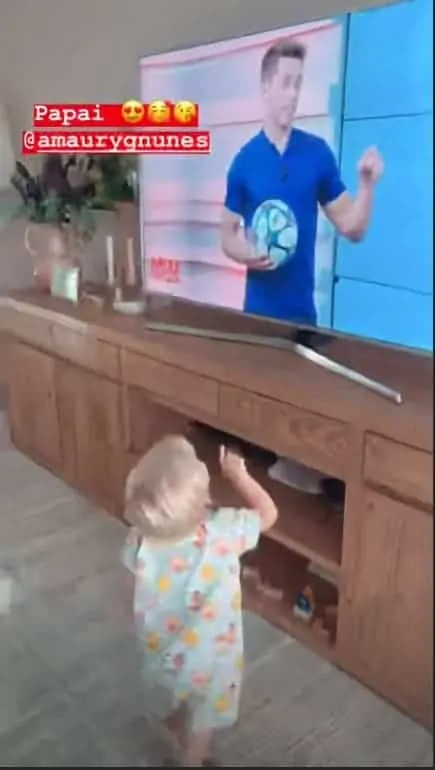 Reação do filho de Karina Bacchi ao ver o papai na TV