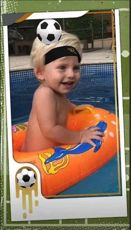 Enrico, filho de Karina Bacchi, na piscina 