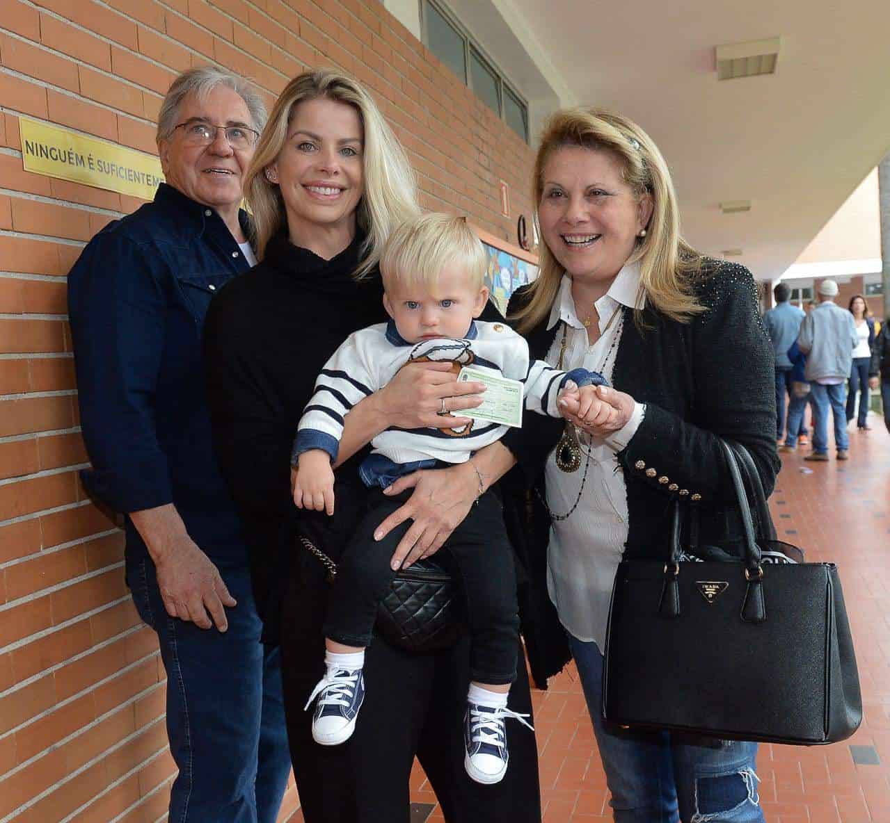 Além do seu filho Enrico, seus pais Nádia e Ítalo também acompanharam Karina Bacchi na votação