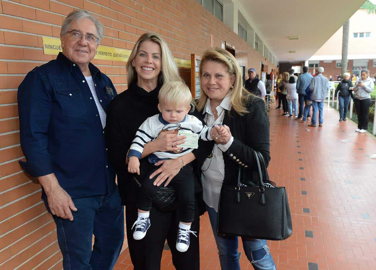 Mais uma publicação de Karina Bacchi com seu filho Enrico e seus pais Nádia e Ítalo durante a eleição