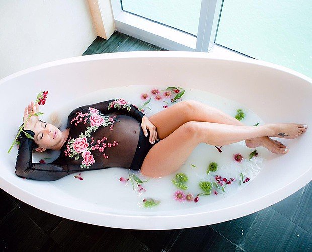 A atriz Karina Bacchi durante ensaio na banheira de ‘leite’