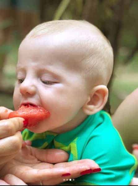 O pequeno Enrico Bacchi provando melancia