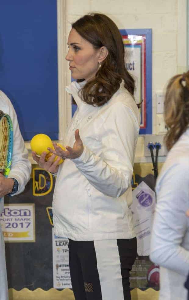 A mamãe e duquesa Kate Middleton durante evento com crianças na Inglaterra