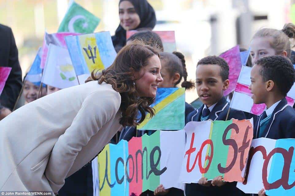 A duquesa Kate Middleton com as crianças durante o último evento antes da licença-maternidade