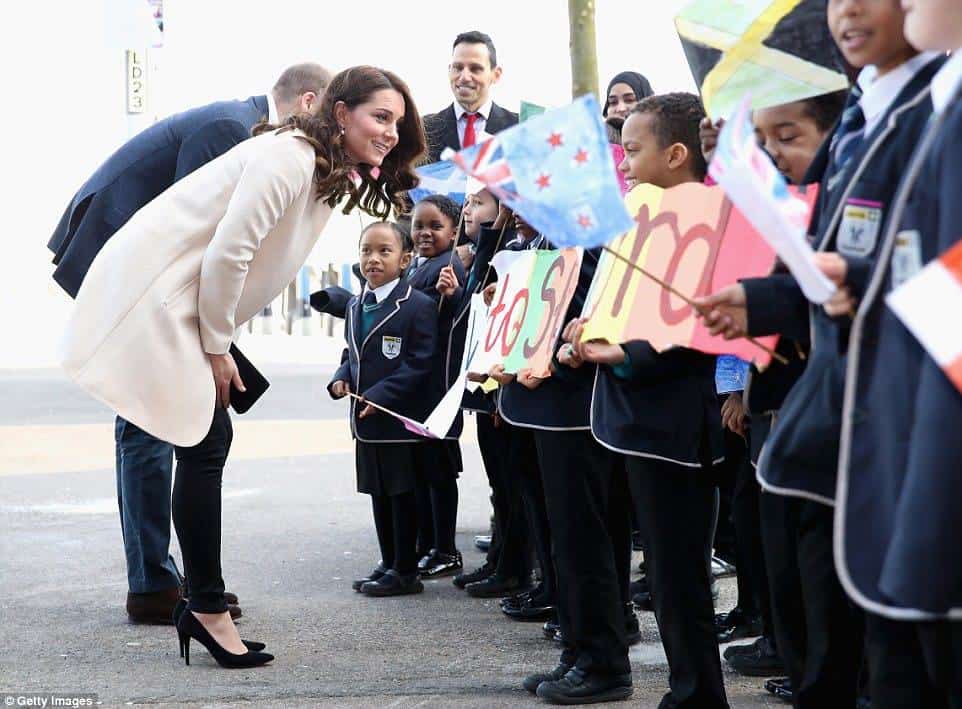 A duquesa Kate Middleton atendendo as crianças durante evento