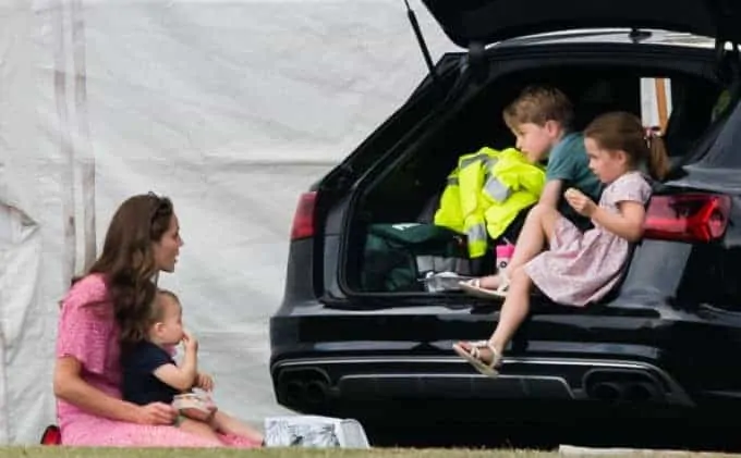 A duquesa Kate Middleton comendo lanches com os três filhos
