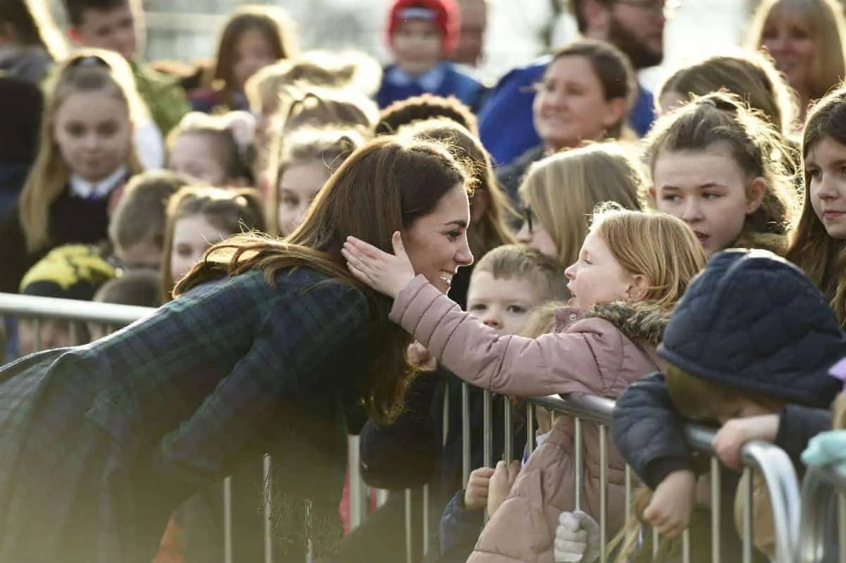 Duquesa Kate Middleton deixa menininha tocar em seus cabelos