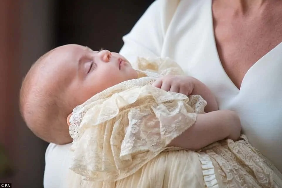 A duquesa Kate Middleton com Louis no colo, no batizado do pequeno
