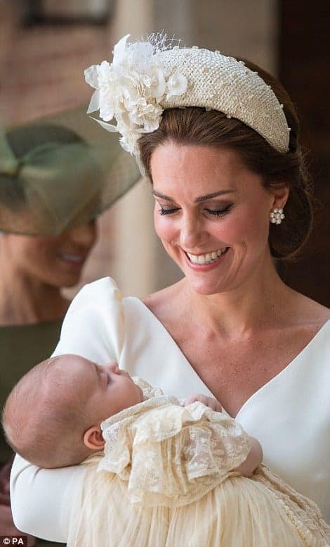A duquesa Kate Middleton com Louis no colo, no batizado do pequeno