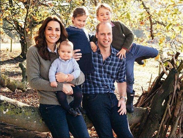 Essa é a bela foto da família Real, A duquesa Kate Middleton, príncipe William, príncipe George, princesa Charlotte e príncipe Louis 