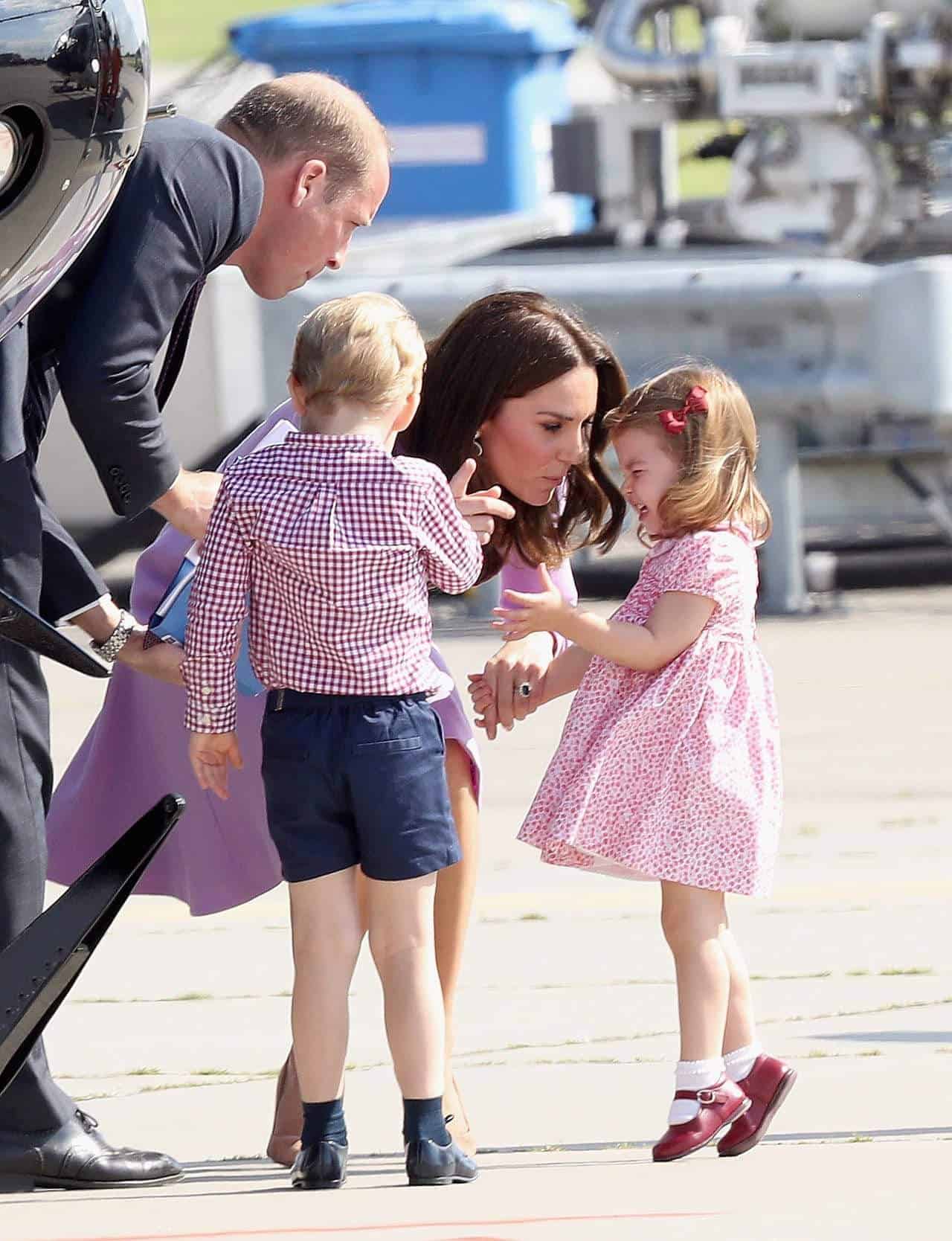 O príncipe George e a princesa Charlotte recebendo o mesmo tratamento que seu pai o príncipe William recebeu da princesa Diana