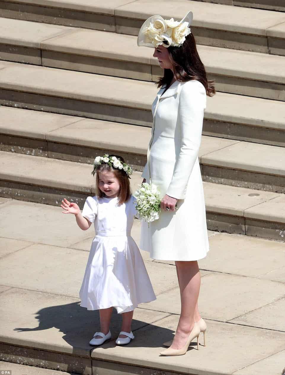 A princesa Charlotte e a mamãe a duquesa Kate Middleton durante o casamento real