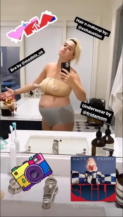 Katy Perry mostrando sua barriga após dar à luz